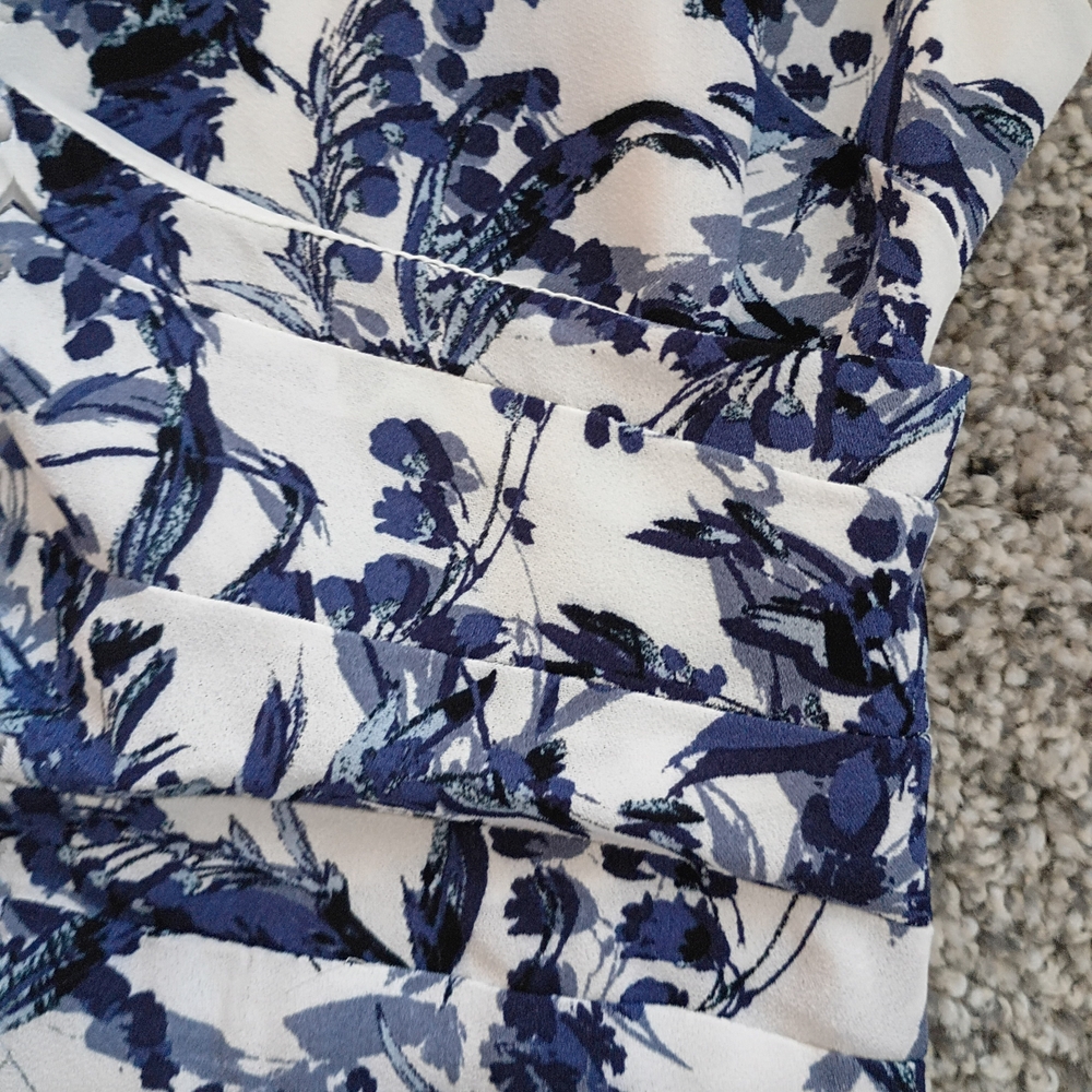 Donna Karan White Top with Blue Floral Print Size Medium Side Zipper fully Lined - Picture 10 of 10